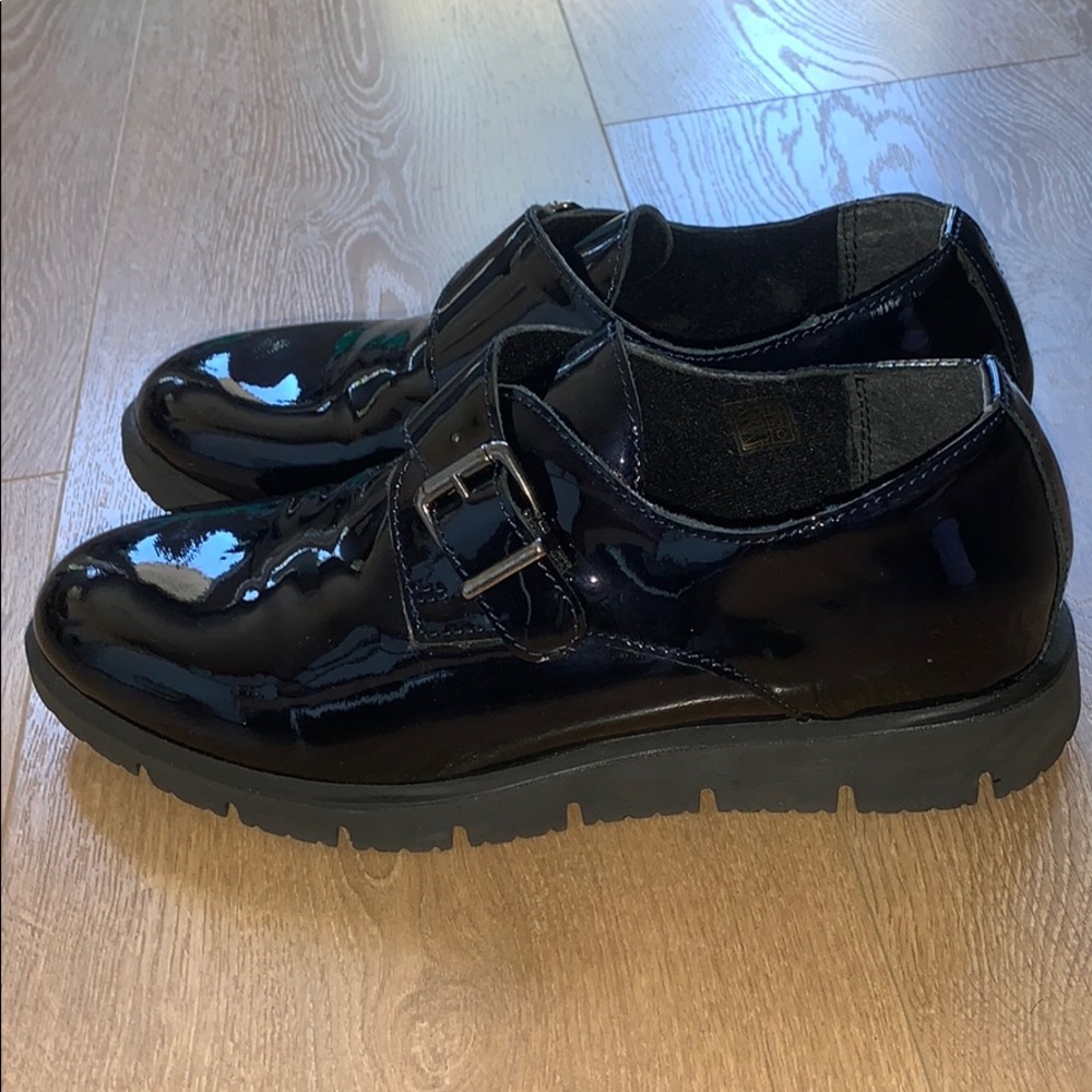 Patent leather shoe